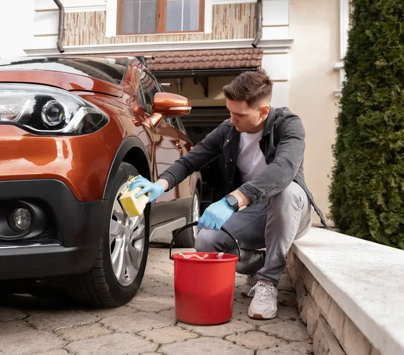 Lavage auto à domicile L'Isle-d'Abeau : professionnel intervenant sur un véhicule